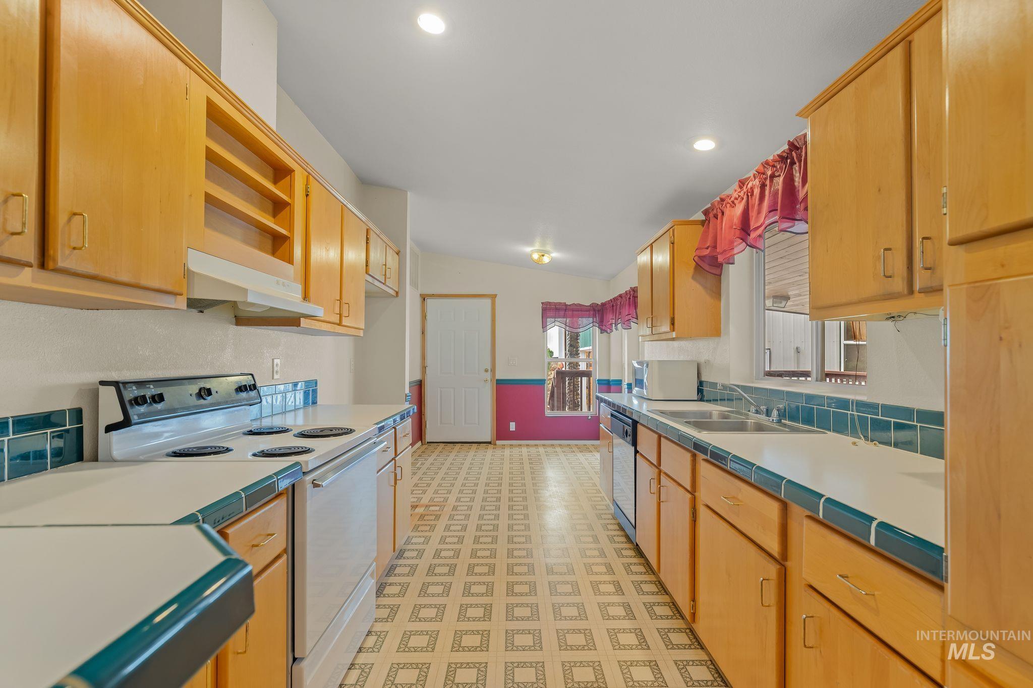 31018 Snake River Rd, Asotin, Washington 99402, 2 Bedrooms, 2 Bathrooms, Residential For Sale, Price $950,000, 98992602
