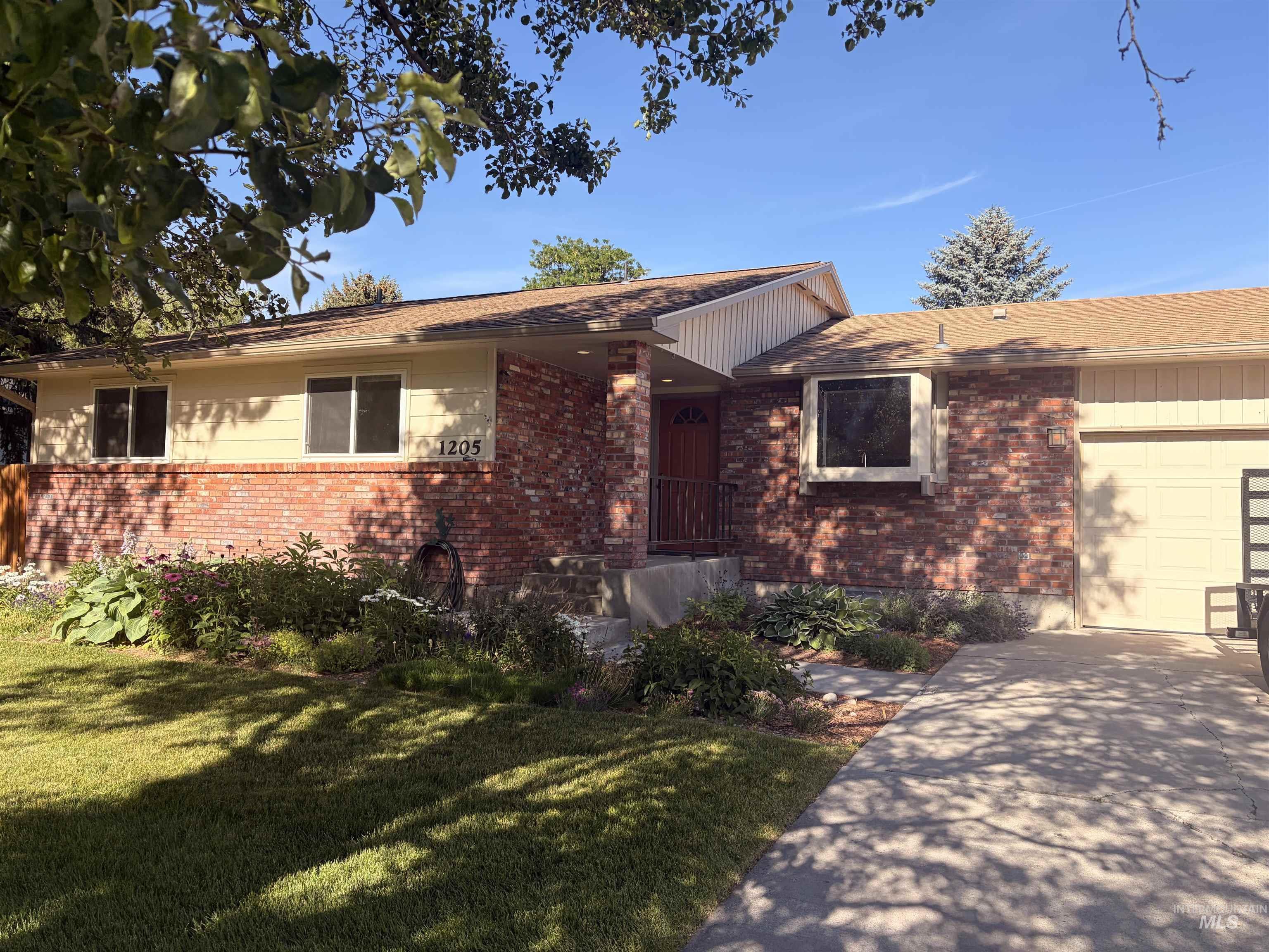1205 Galena Drive, Twin Falls, Idaho 83301, 5 Bedrooms, 3 Bathrooms, Residential For Sale, Price $399,500,MLS 98992629