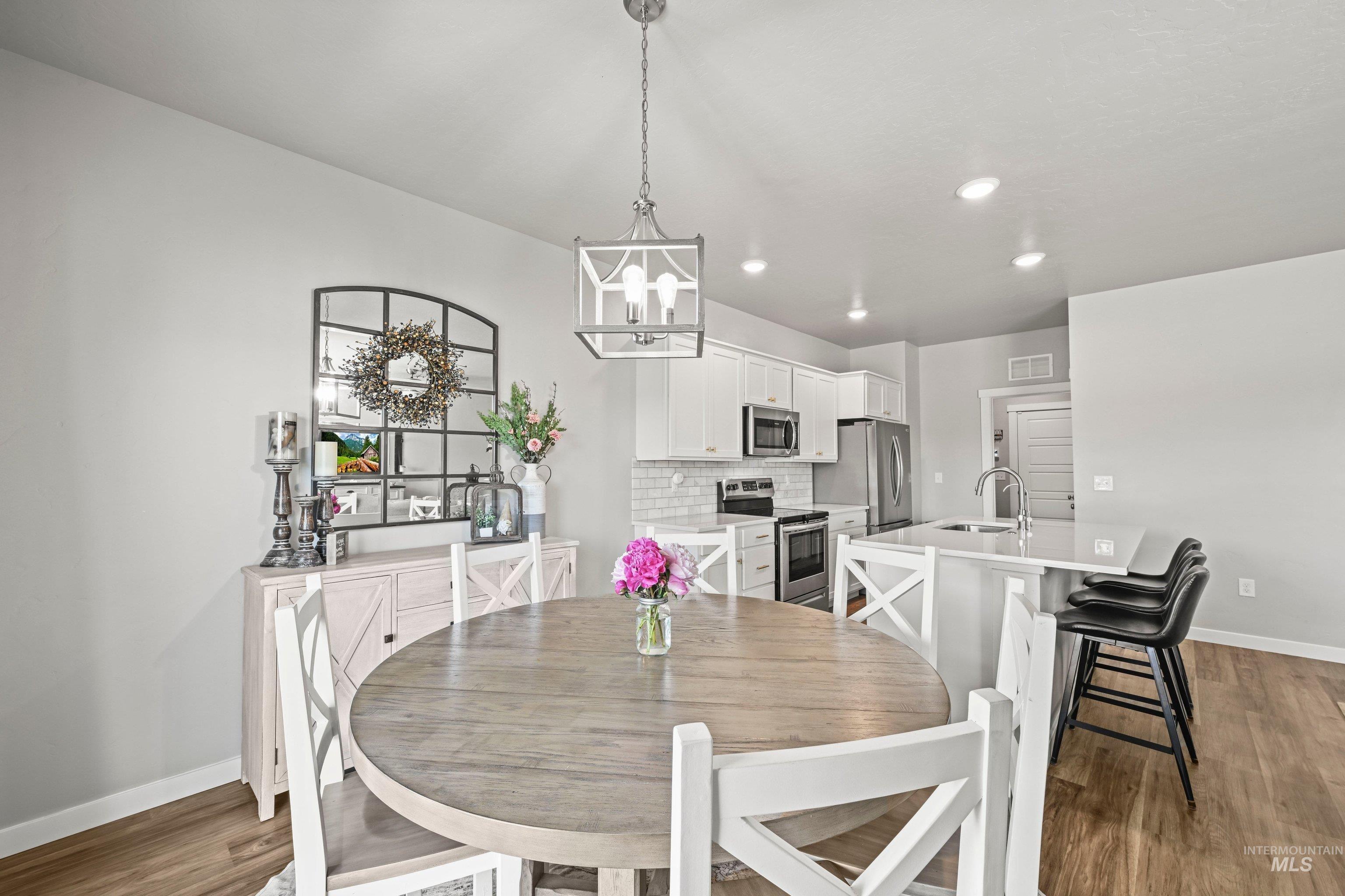 288 S Calf Creek Ave, Meridian, Idaho 83642, 3 Bedrooms, 2.5 Bathrooms, Residential For Sale, Price $425,000,MLS 98992630