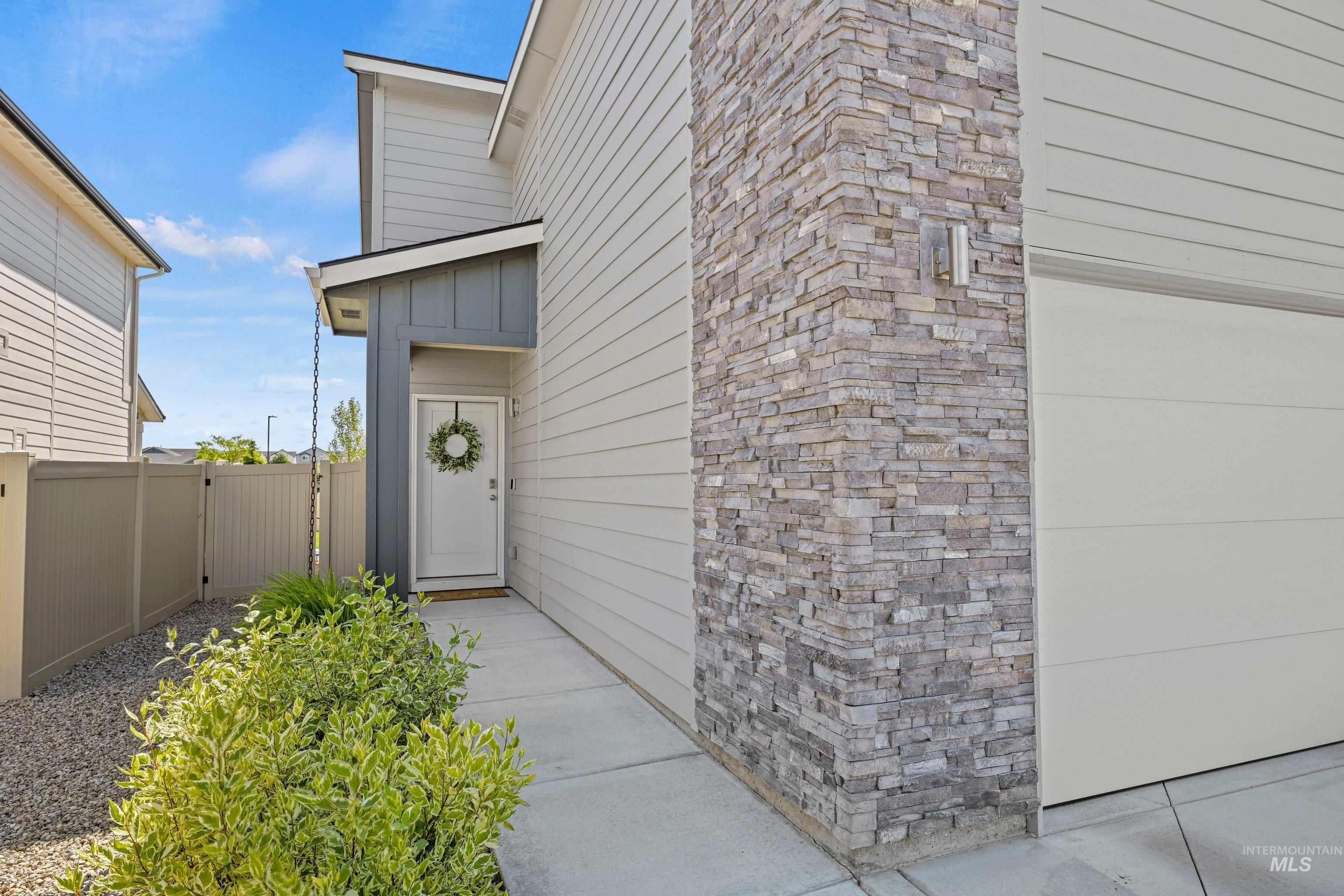 288 S Calf Creek Ave, Meridian, Idaho 83642, 3 Bedrooms, 2.5 Bathrooms, Residential For Sale, Price $425,000,MLS 98992630