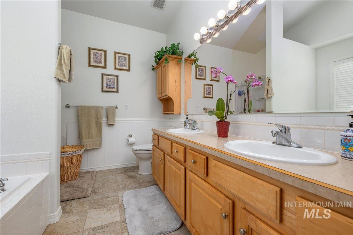 2685 E Green Canyon Drive, Meridian, Idaho 83642, 4 Bedrooms, 2 Bathrooms, Residential For Sale, Price $590,000,MLS 98992632