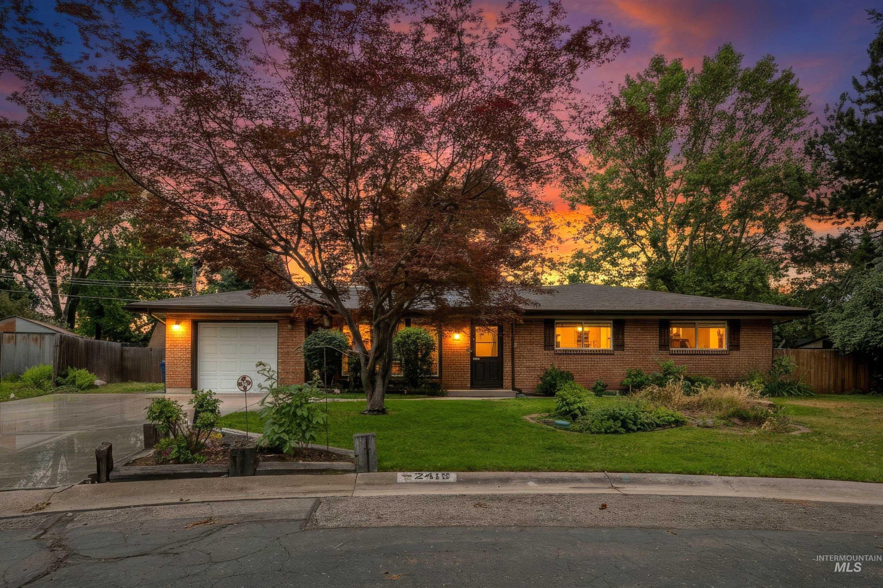 2418 N Weaver Circle, Boise, Idaho 83704-0000, 3 Bedrooms, 2 Bathrooms, Residential For Sale, Price $500,000,MLS 98992635