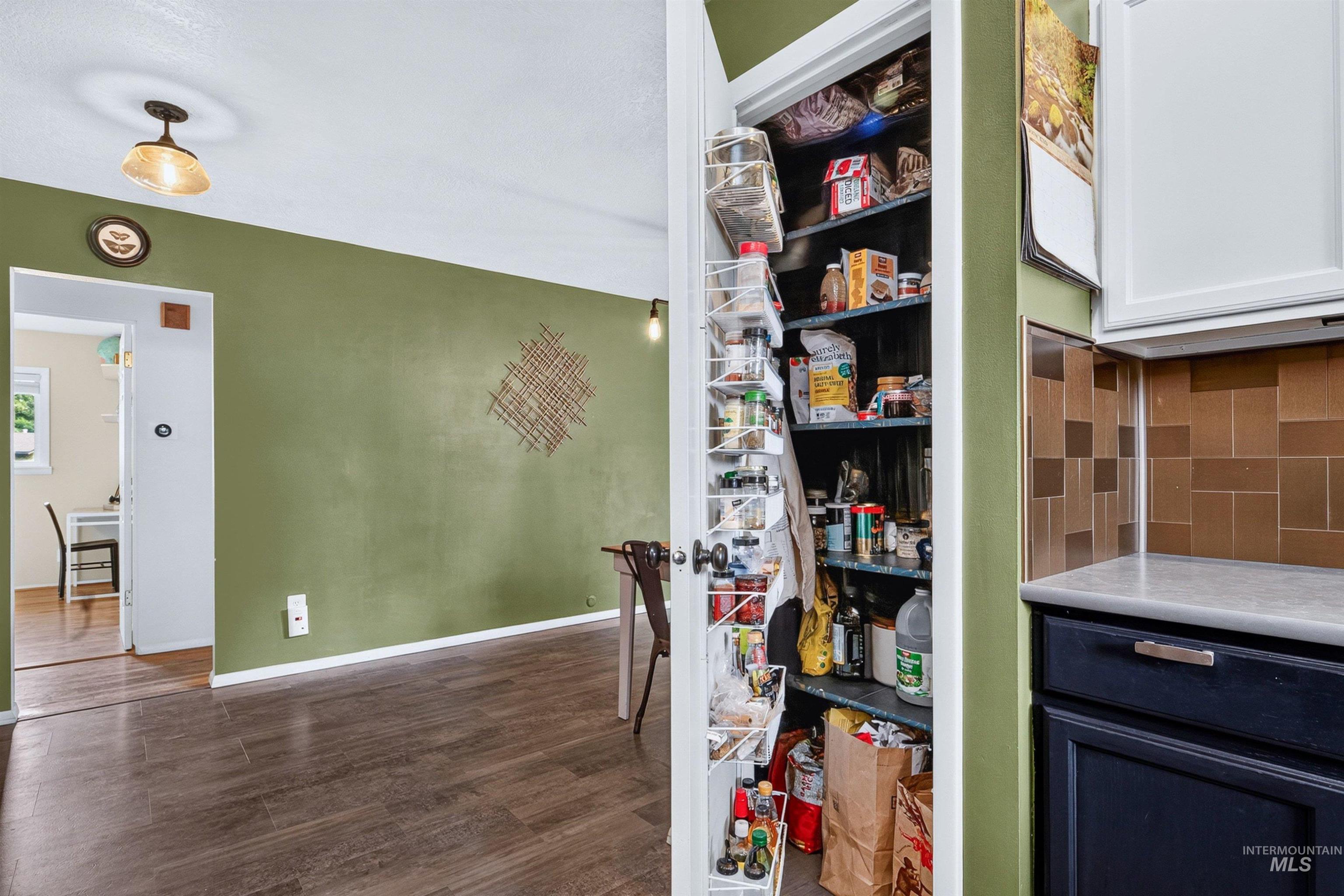 2418 N Weaver Circle, Boise, Idaho 83704-0000, 3 Bedrooms, 2 Bathrooms, Residential For Sale, Price $500,000,MLS 98992635