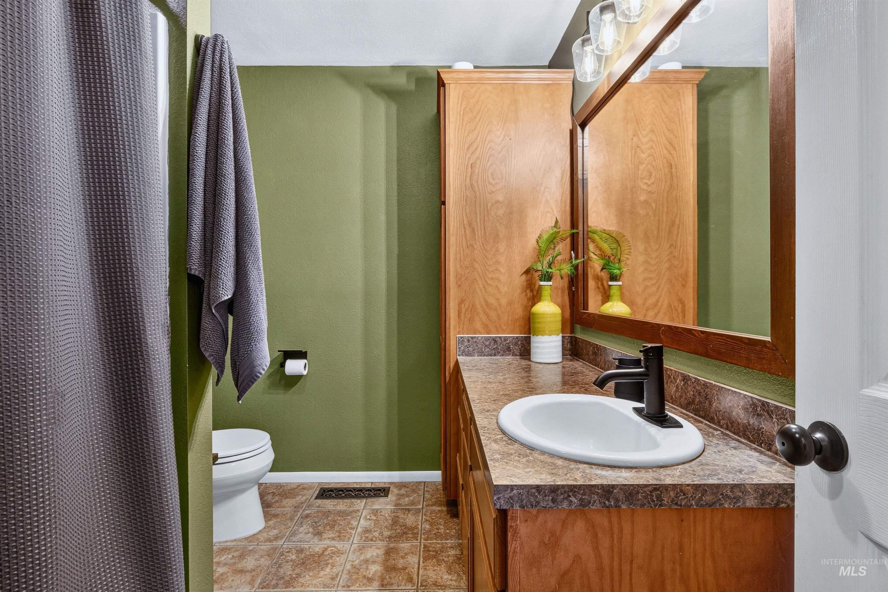 2418 N Weaver Circle, Boise, Idaho 83704-0000, 3 Bedrooms, 2 Bathrooms, Residential For Sale, Price $500,000,MLS 98992635