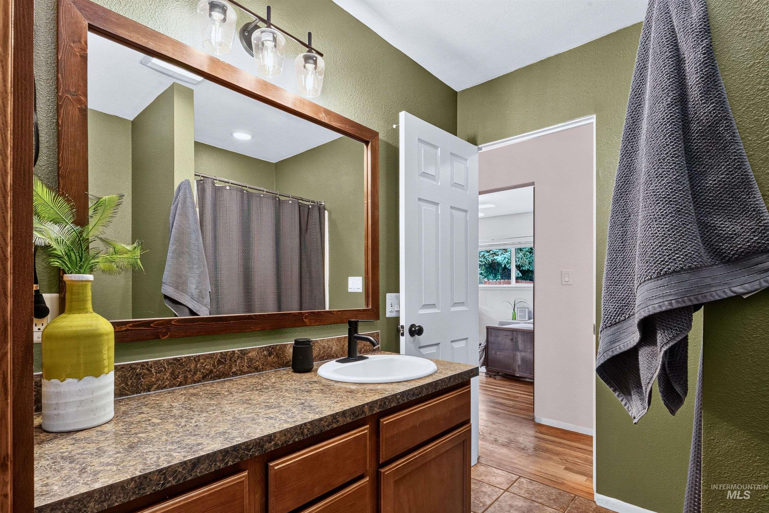 2418 N Weaver Circle, Boise, Idaho 83704-0000, 3 Bedrooms, 2 Bathrooms, Residential For Sale, Price $500,000,MLS 98992635