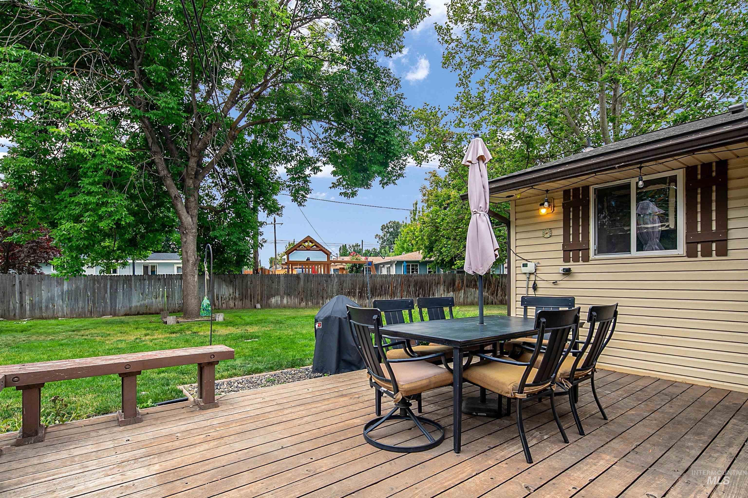 2418 N Weaver Circle, Boise, Idaho 83704-0000, 3 Bedrooms, 2 Bathrooms, Residential For Sale, Price $500,000,MLS 98992635