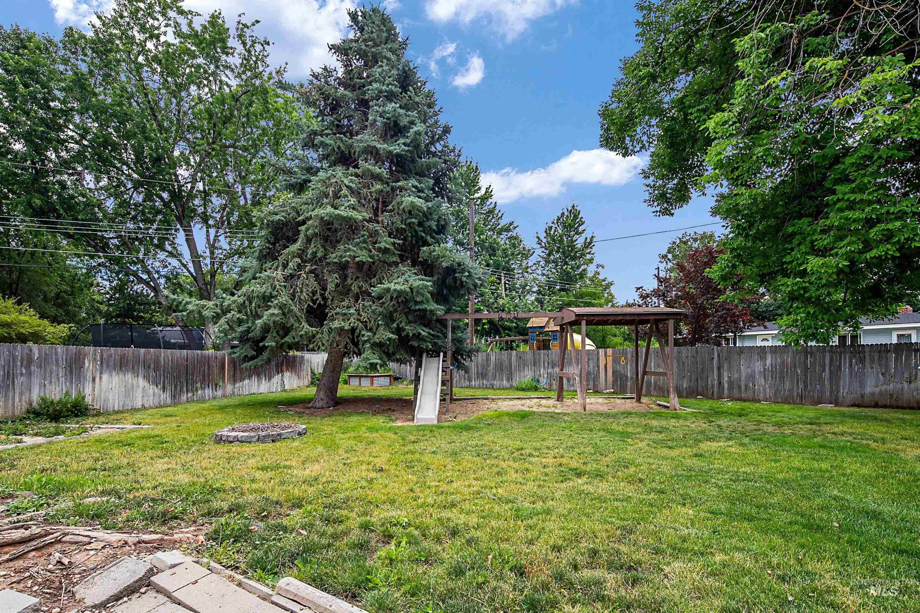 2418 N Weaver Circle, Boise, Idaho 83704-0000, 3 Bedrooms, 2 Bathrooms, Residential For Sale, Price $500,000,MLS 98992635