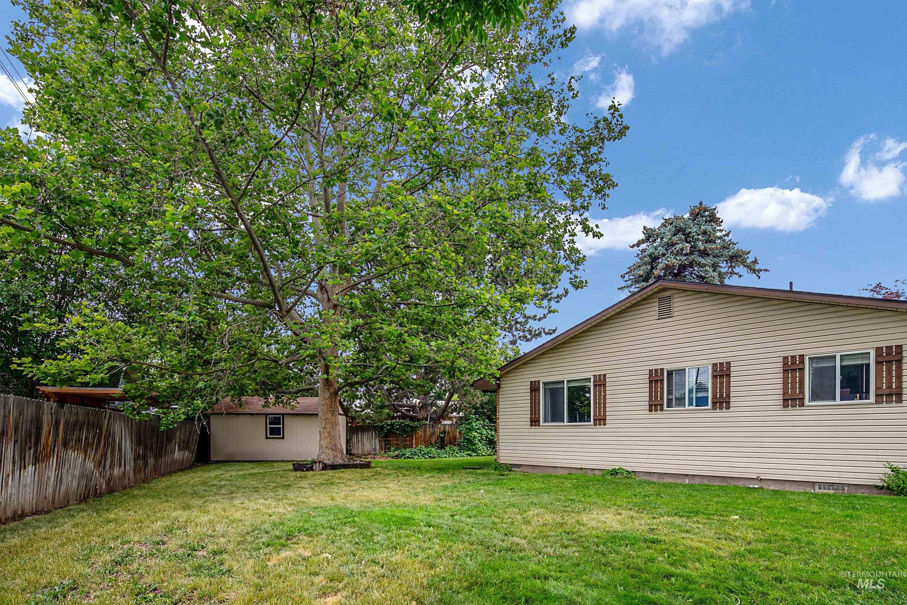 2418 N Weaver Circle, Boise, Idaho 83704-0000, 3 Bedrooms, 2 Bathrooms, Residential For Sale, Price $500,000,MLS 98992635