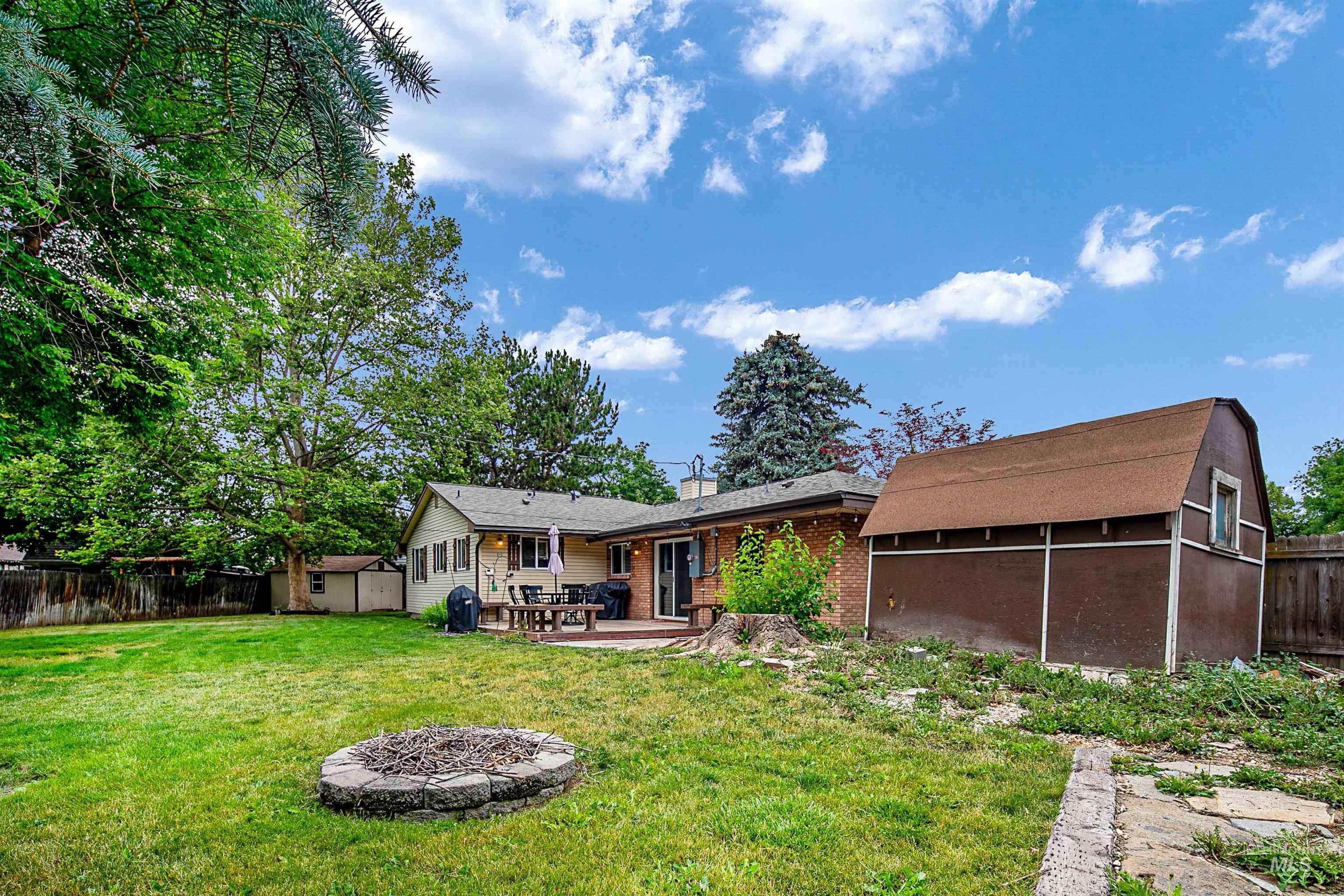 2418 N Weaver Circle, Boise, Idaho 83704-0000, 3 Bedrooms, 2 Bathrooms, Residential For Sale, Price $500,000,MLS 98992635