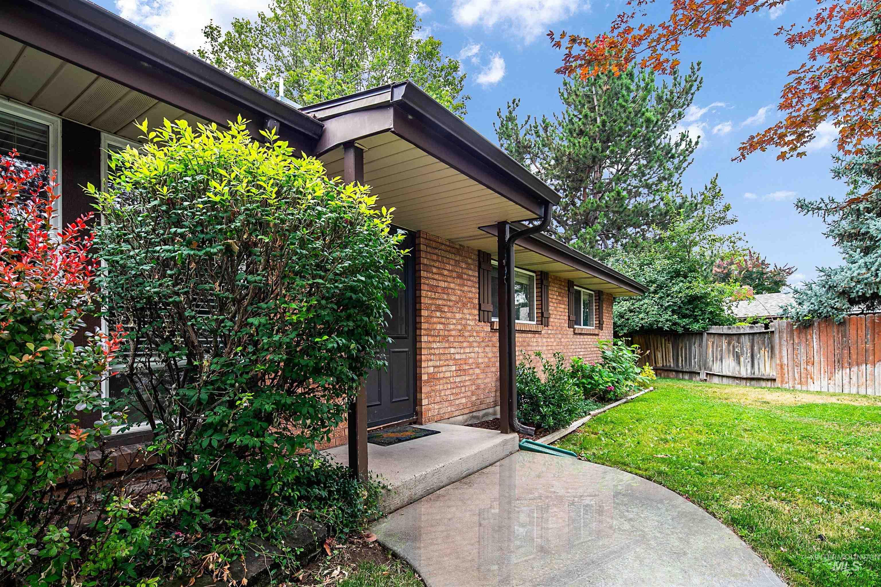 2418 N Weaver Circle, Boise, Idaho 83704-0000, 3 Bedrooms, 2 Bathrooms, Residential For Sale, Price $500,000,MLS 98992635