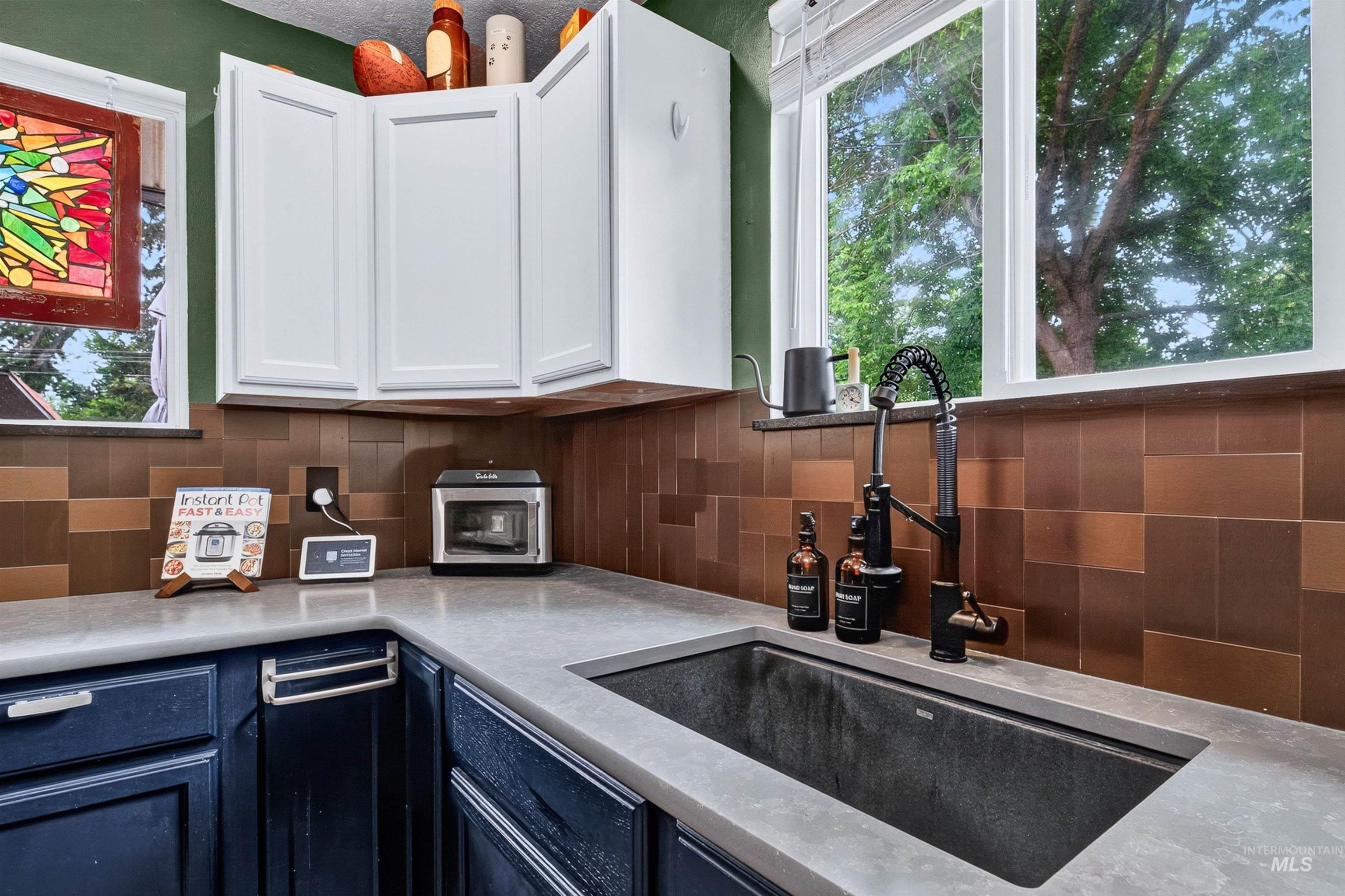 2418 N Weaver Circle, Boise, Idaho 83704-0000, 3 Bedrooms, 2 Bathrooms, Residential For Sale, Price $500,000,MLS 98992635