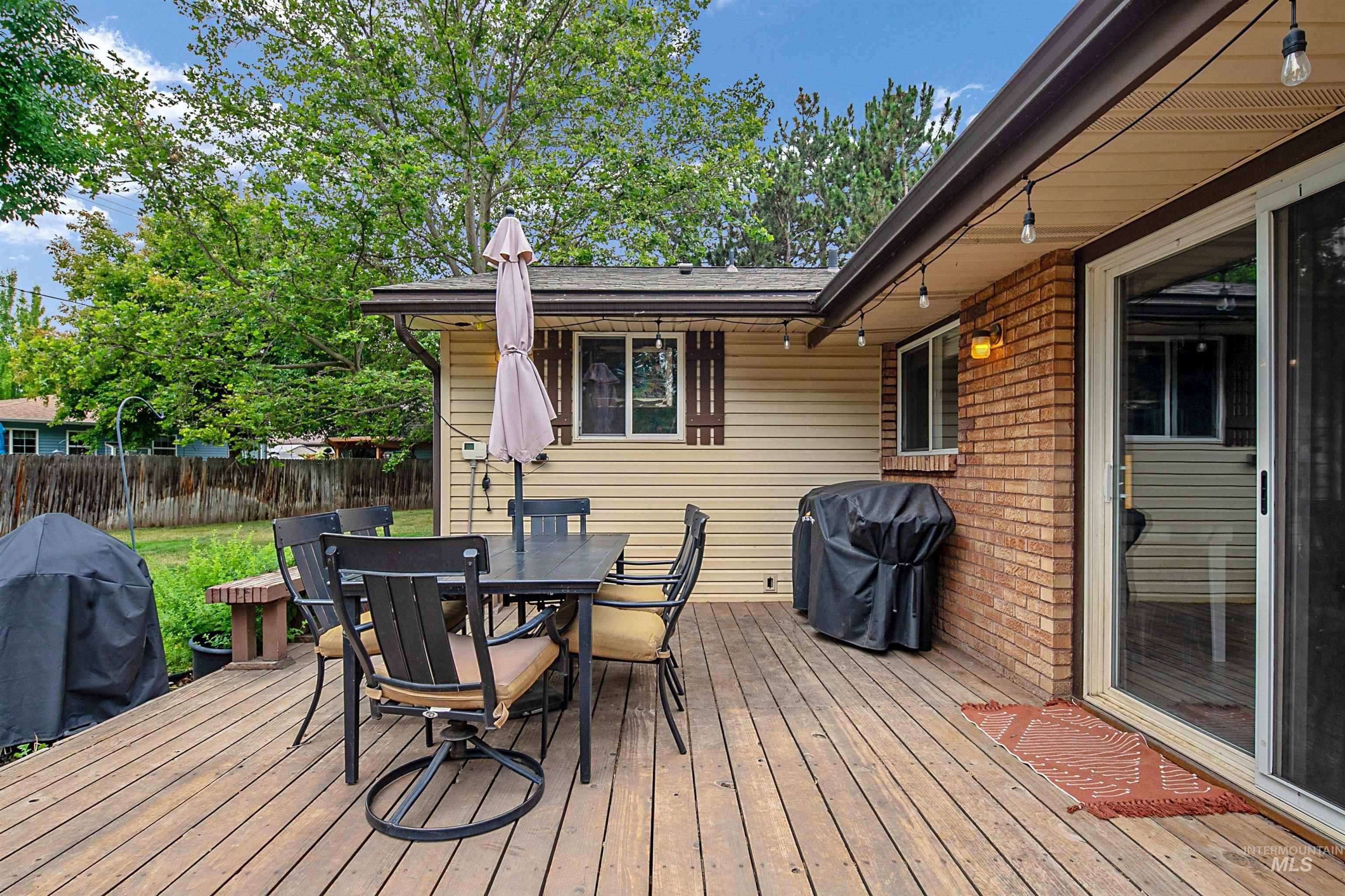 2418 N Weaver Circle, Boise, Idaho 83704-0000, 3 Bedrooms, 2 Bathrooms, Residential For Sale, Price $500,000,MLS 98992635