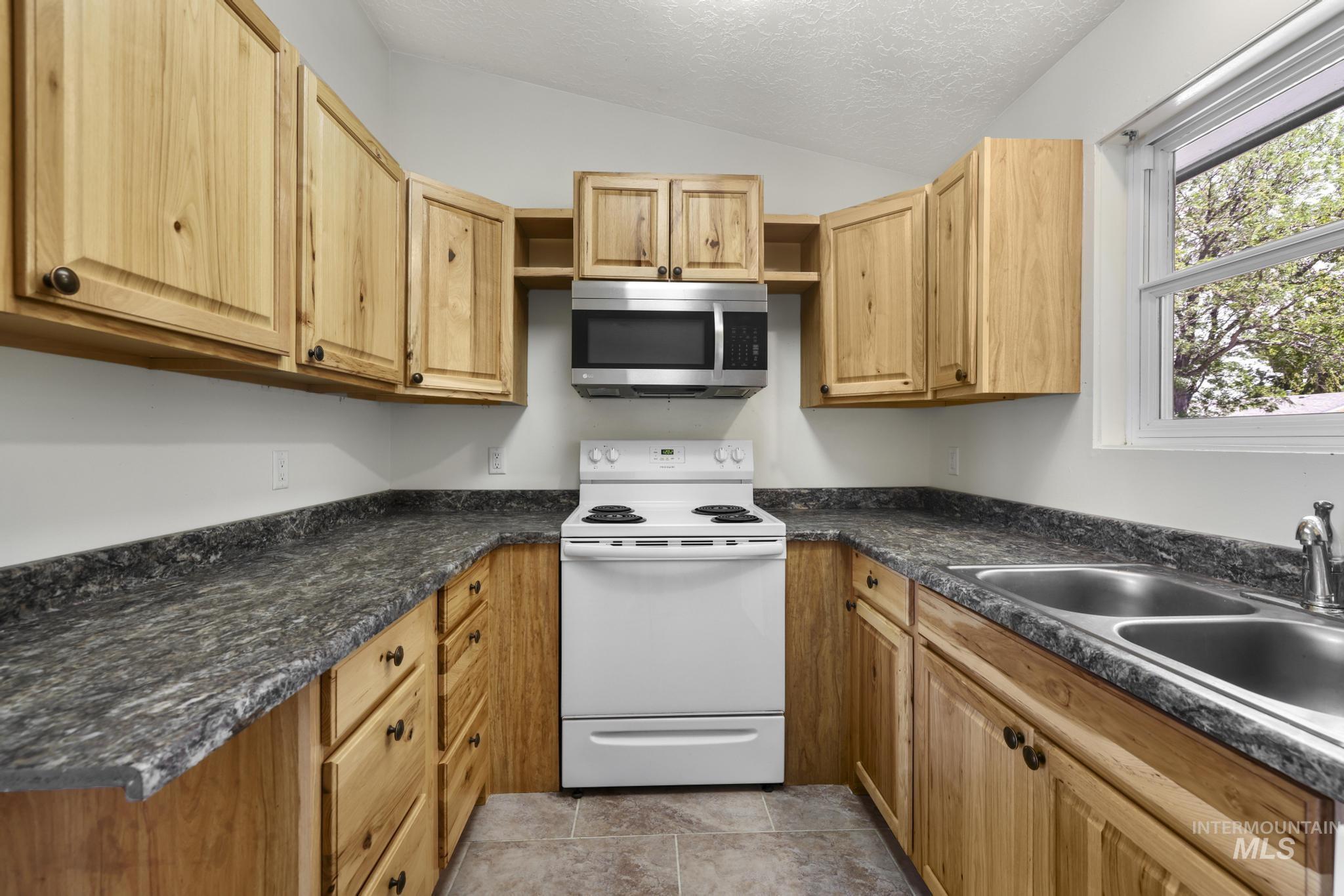 1170 Wendell St, Twin Falls, Idaho 83301, 5 Bedrooms, 2 Bathrooms, Residential For Sale, Price $379,000, 98992638