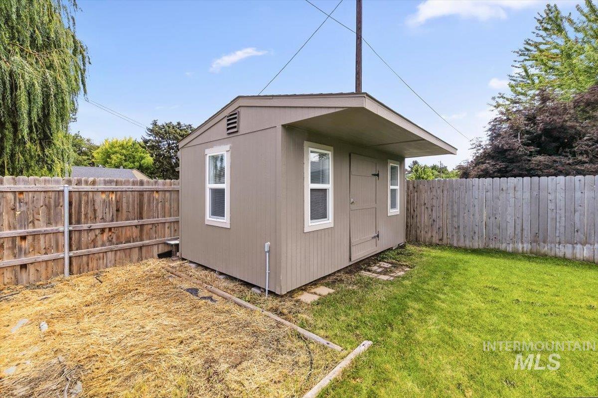 2015 Meadow Ave., Caldwell, Idaho 83605, 2 Bedrooms, 1 Bathroom, Residential For Sale, Price $315,000, 98992660