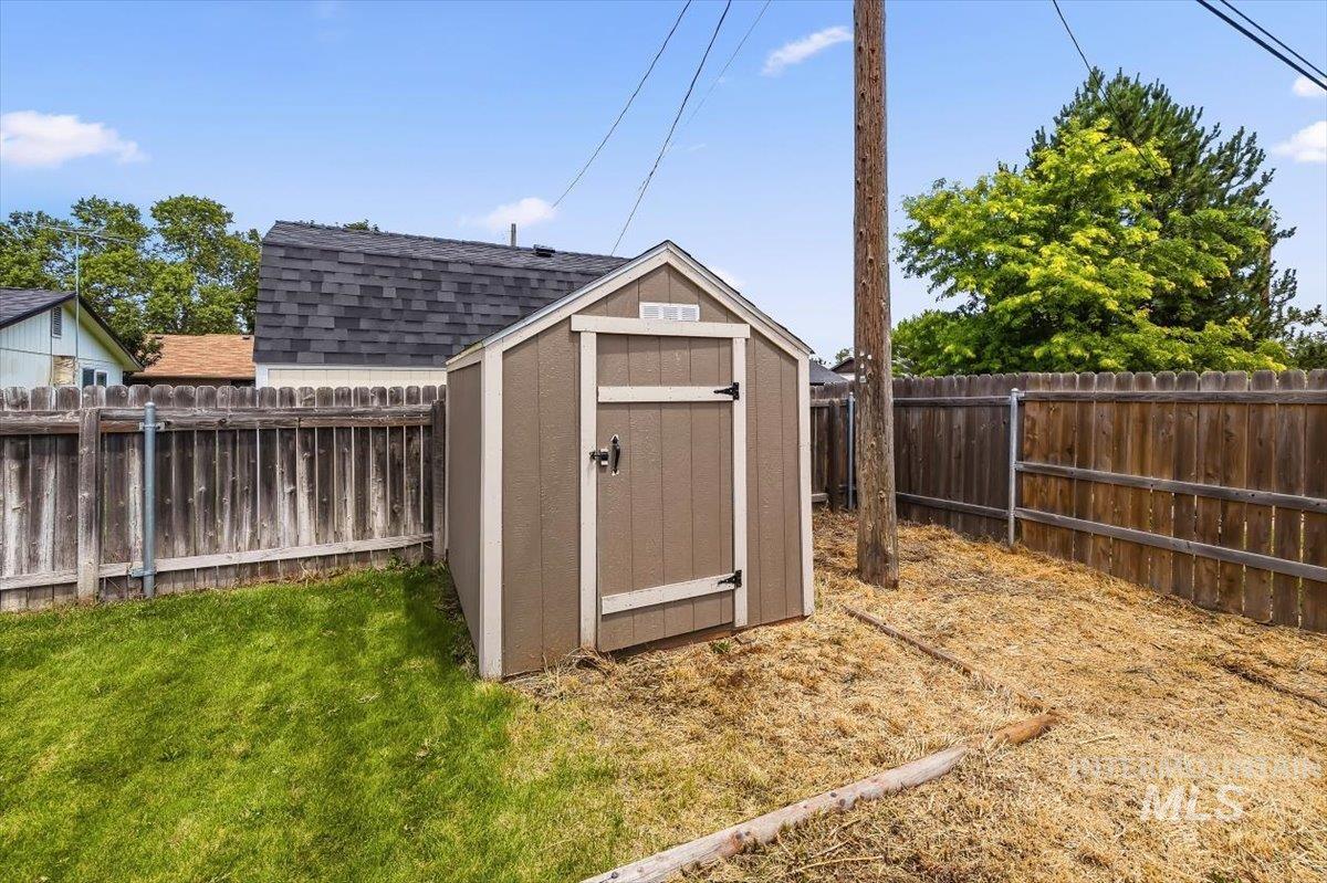 2015 Meadow Ave., Caldwell, Idaho 83605, 2 Bedrooms, 1 Bathroom, Residential For Sale, Price $315,000, 98992660