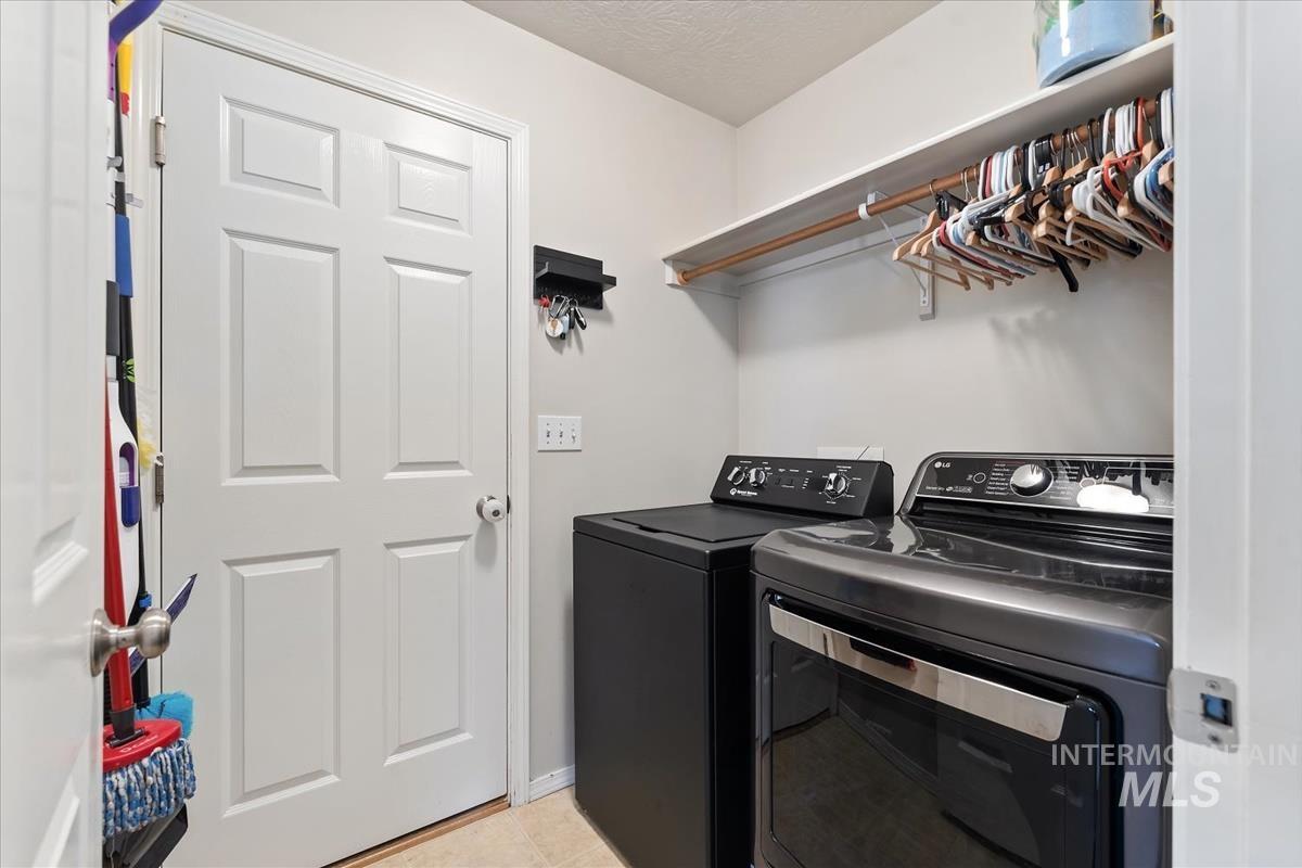 7579 W Middle Fork, Boise, Idaho 83709, 3 Bedrooms, 2 Bathrooms, Residential For Sale, Price $419,900, 98992664
