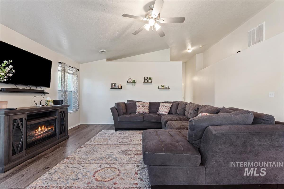 7579 W Middle Fork, Boise, Idaho 83709, 3 Bedrooms, 2 Bathrooms, Residential For Sale, Price $419,900, 98992664