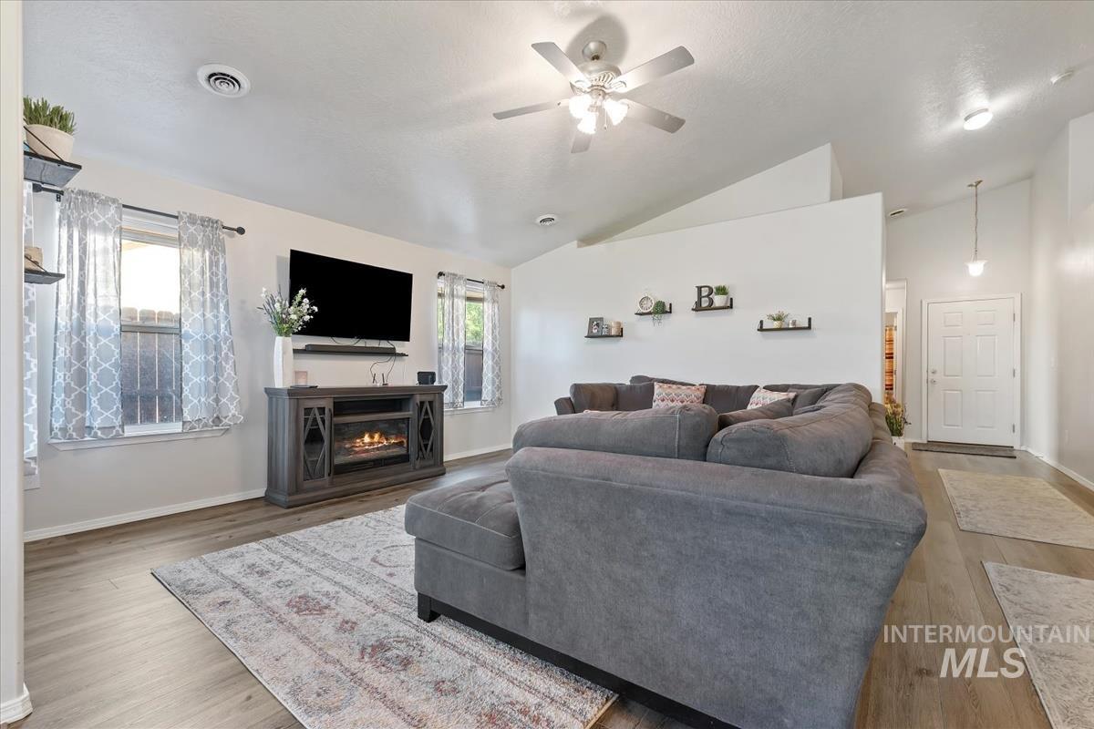 7579 W Middle Fork, Boise, Idaho 83709, 3 Bedrooms, 2 Bathrooms, Residential For Sale, Price $419,900, 98992664