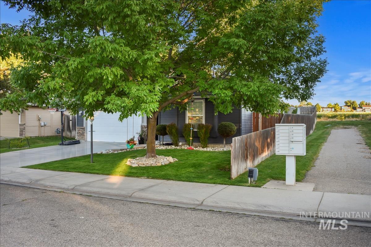 7579 W Middle Fork, Boise, Idaho 83709, 3 Bedrooms, 2 Bathrooms, Residential For Sale, Price $419,900, 98992664