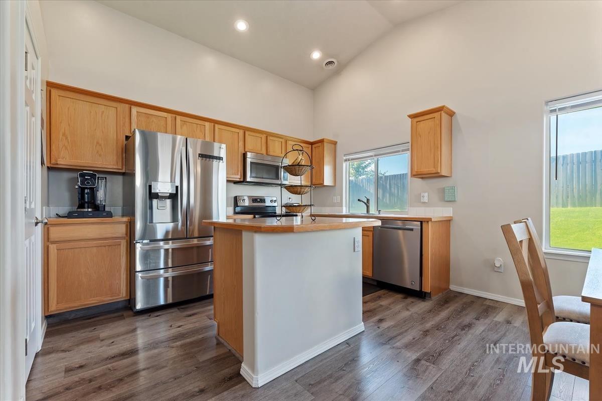 7579 W Middle Fork, Boise, Idaho 83709, 3 Bedrooms, 2 Bathrooms, Residential For Sale, Price $419,900, 98992664