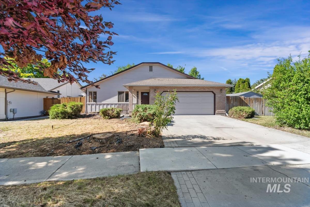 1681 E Laurelwood, Eagle, Idaho 83616, 3 Bedrooms, 2 Bathrooms, Residential For Sale, Price $470,000, 98992673