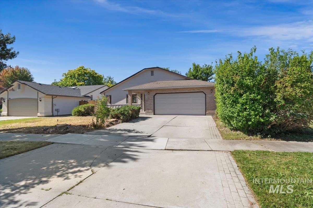 1681 E Laurelwood, Eagle, Idaho 83616, 3 Bedrooms, 2 Bathrooms, Residential For Sale, Price $470,000, 98992673
