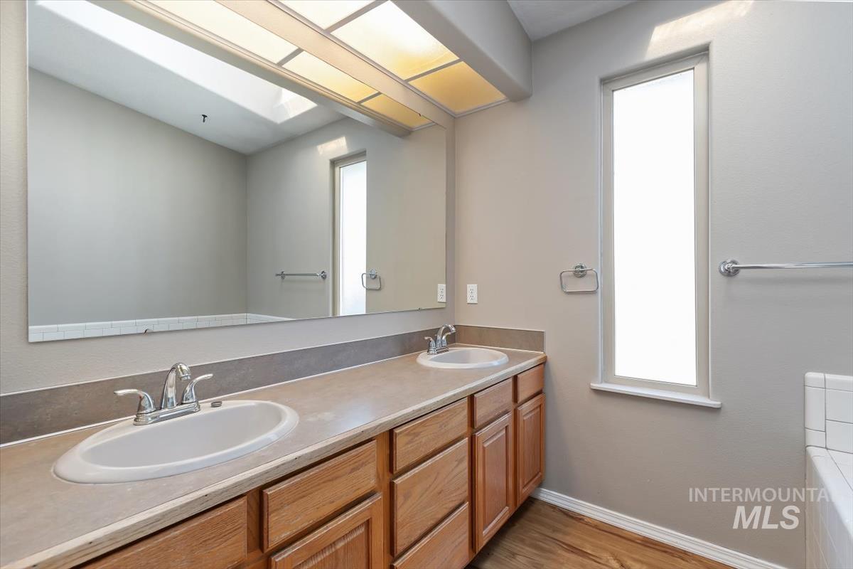 1681 E Laurelwood, Eagle, Idaho 83616, 3 Bedrooms, 2 Bathrooms, Residential For Sale, Price $470,000, 98992673