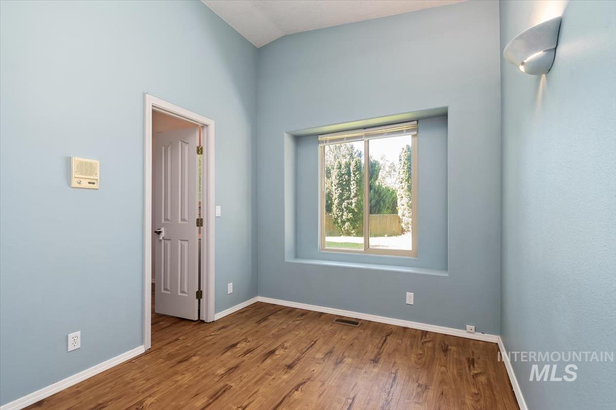 1681 E Laurelwood, Eagle, Idaho 83616, 3 Bedrooms, 2 Bathrooms, Residential For Sale, Price $470,000, 98992673