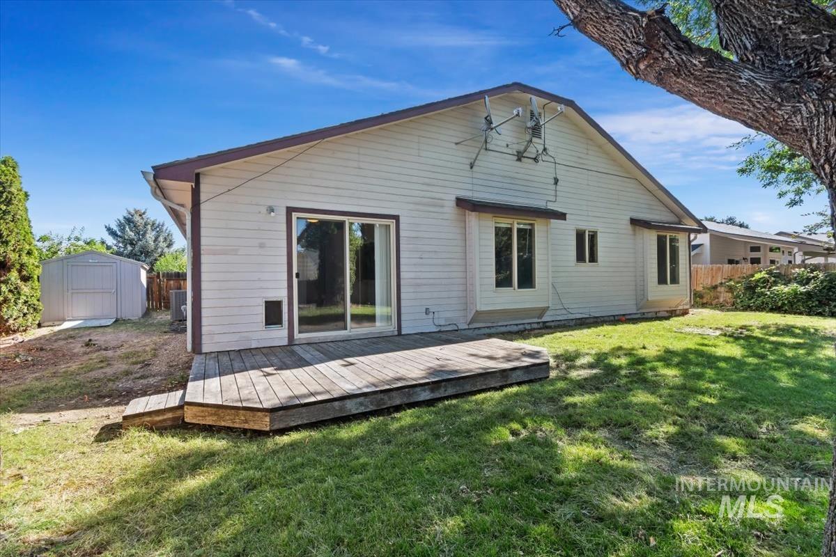 1681 E Laurelwood, Eagle, Idaho 83616, 3 Bedrooms, 2 Bathrooms, Residential For Sale, Price $470,000, 98992673