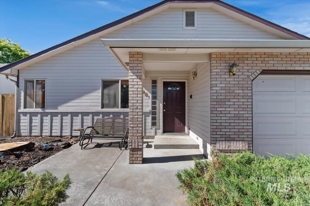 1681 E Laurelwood, Eagle, Idaho 83616, 3 Bedrooms, 2 Bathrooms, Residential For Sale, Price $470,000, 98992673