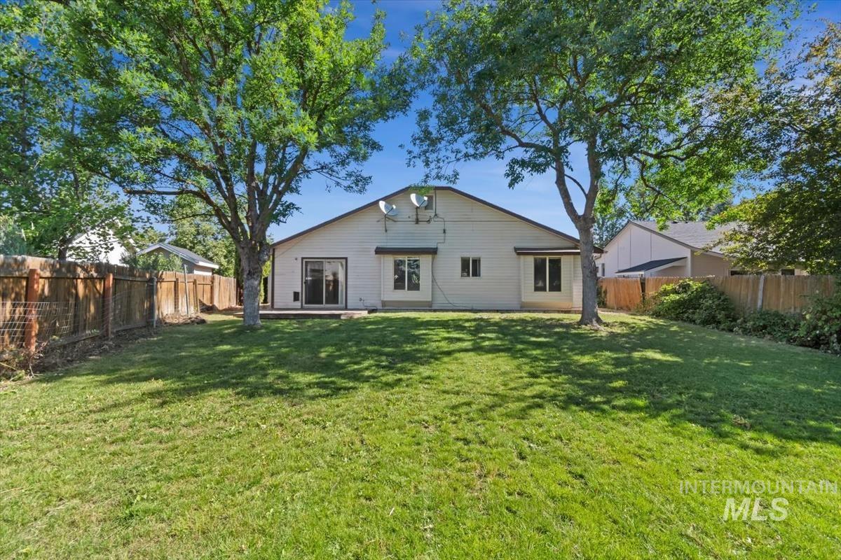 1681 E Laurelwood, Eagle, Idaho 83616, 3 Bedrooms, 2 Bathrooms, Residential For Sale, Price $470,000, 98992673