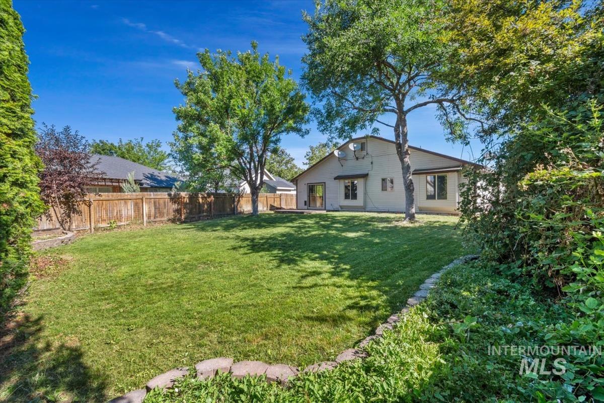 1681 E Laurelwood, Eagle, Idaho 83616, 3 Bedrooms, 2 Bathrooms, Residential For Sale, Price $470,000, 98992673