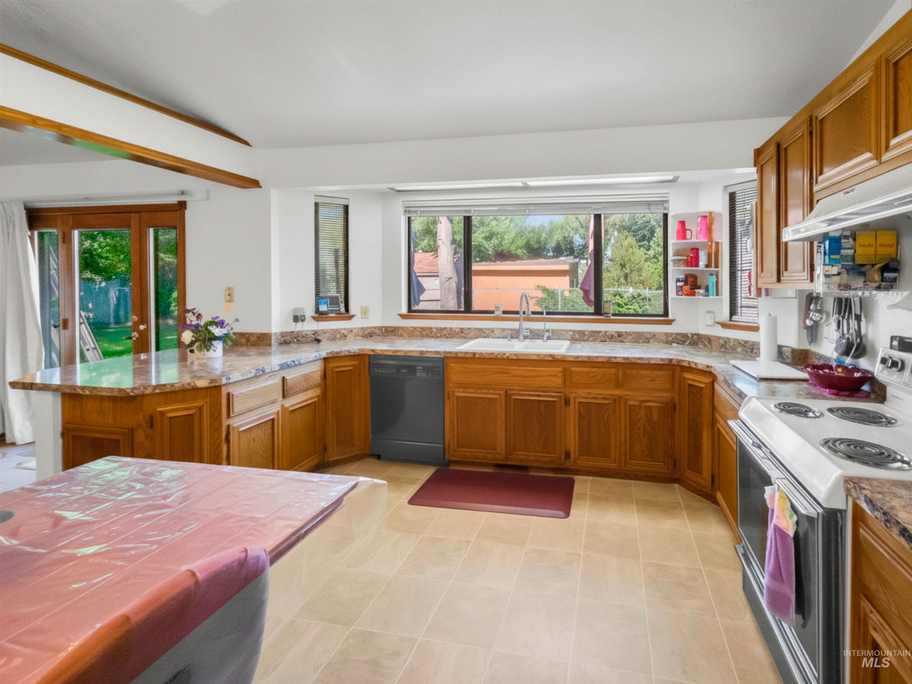 3950 N Whitehead, Boise, Idaho 83703, 3 Bedrooms, 2 Bathrooms, Residential For Sale, Price $500,000, 98992687