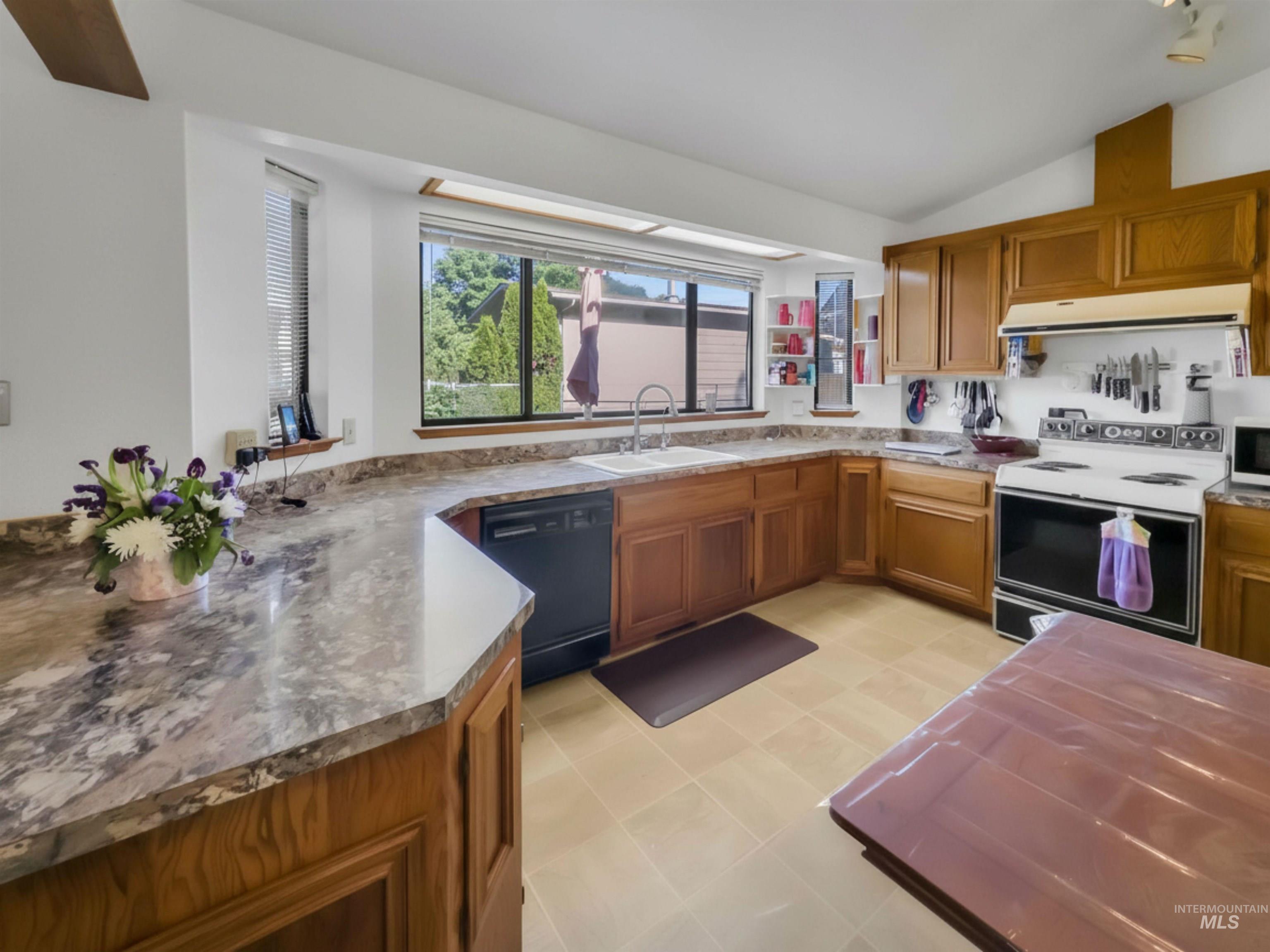 3950 N Whitehead, Boise, Idaho 83703, 3 Bedrooms, 2 Bathrooms, Residential For Sale, Price $500,000, 98992687