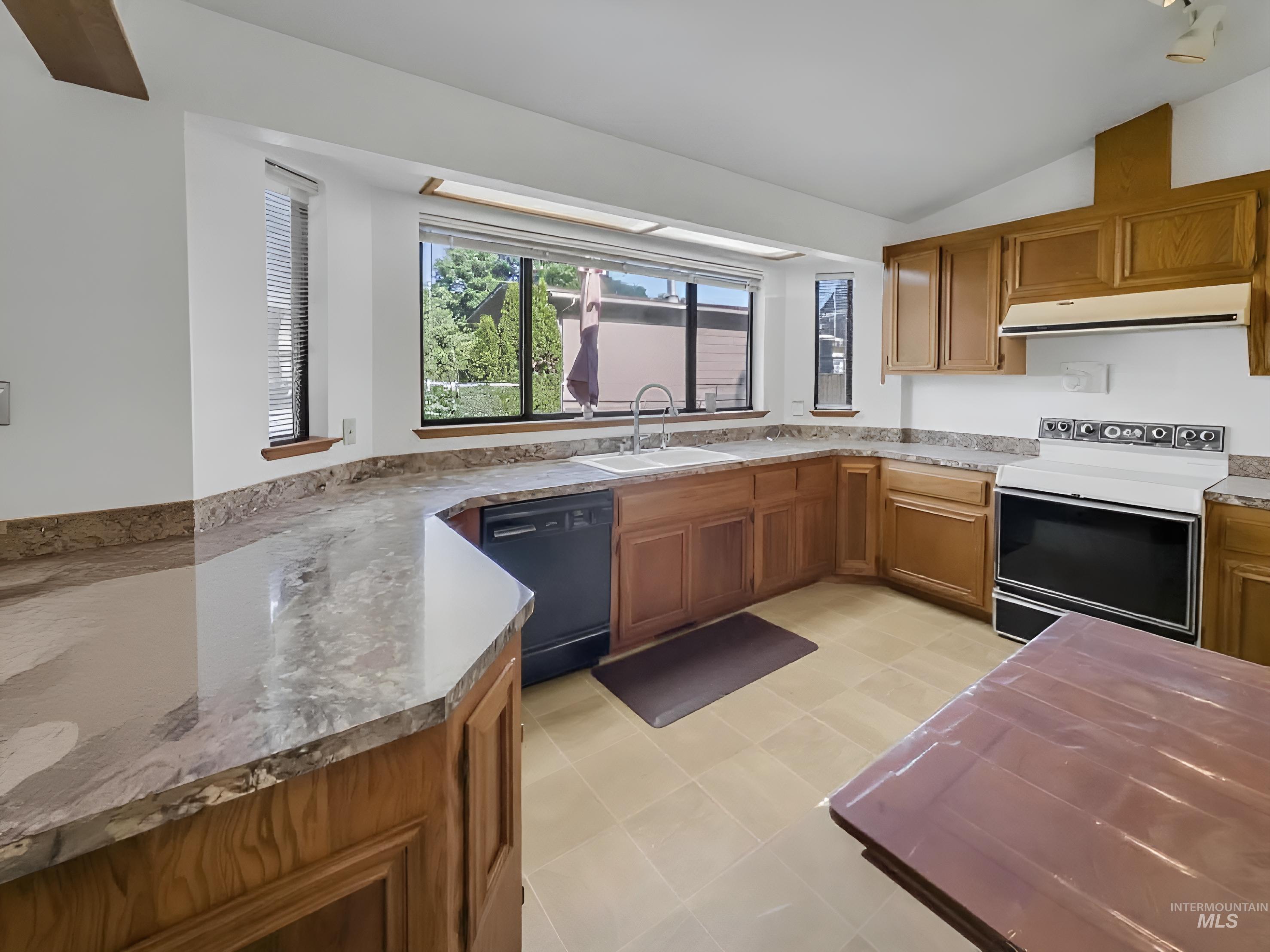 3950 N Whitehead, Boise, Idaho 83703, 3 Bedrooms, 2 Bathrooms, Residential For Sale, Price $500,000, 98992687