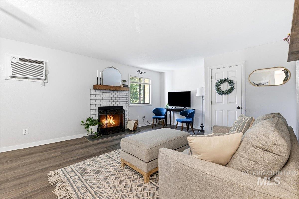 7093 W Colehaven Ln, Boise, Idaho 83704, 2 Bedrooms, 1 Bathroom, Residential For Sale, Price $240,000,MLS 98992693