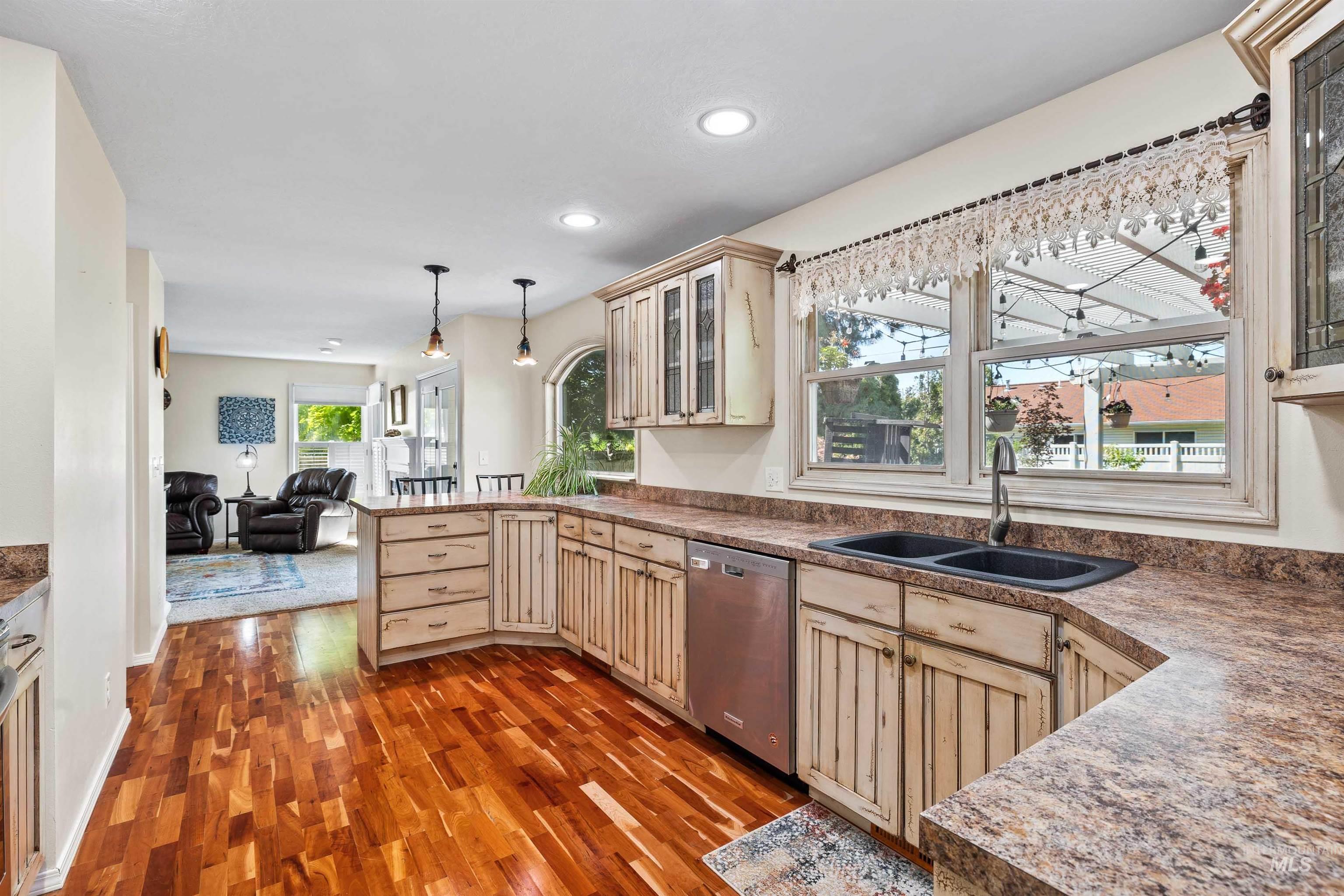 2055 Hillcrest Dr., Twin Falls, Idaho 83301, 3 Bedrooms, 2.5 Bathrooms, Residential For Sale, Price $424,900, 98992695