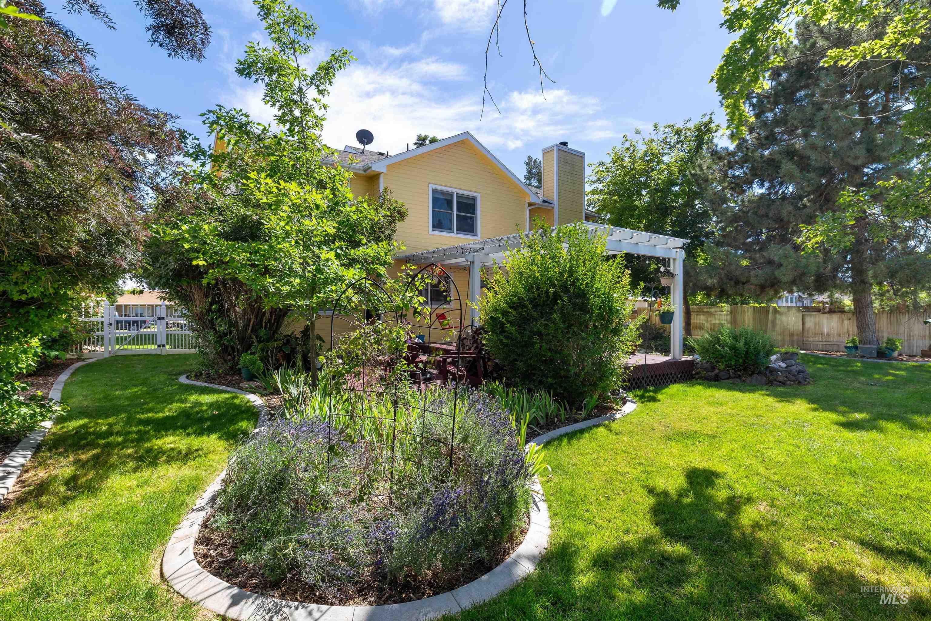2055 Hillcrest Dr., Twin Falls, Idaho 83301, 3 Bedrooms, 2.5 Bathrooms, Residential For Sale, Price $414,900,MLS 98992695