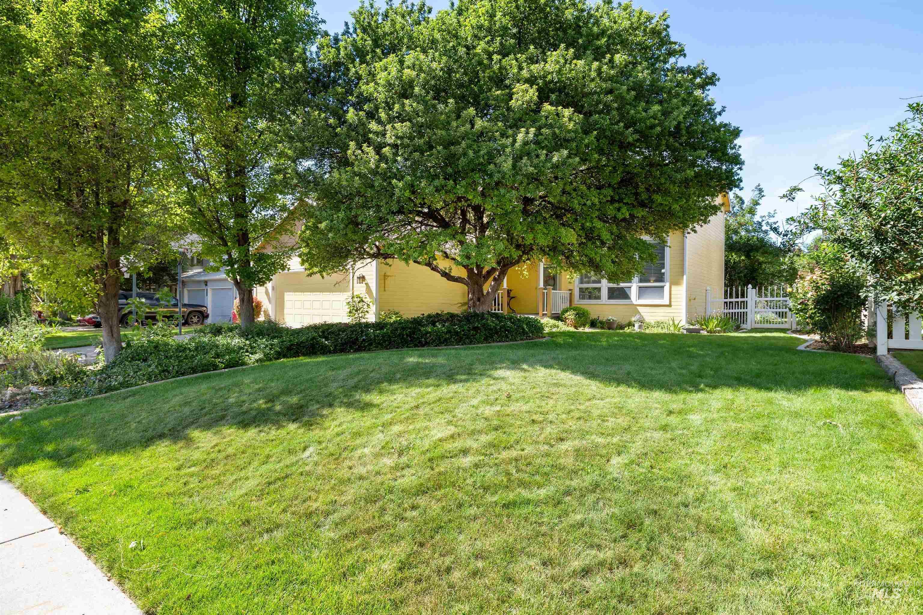 2055 Hillcrest Dr., Twin Falls, Idaho 83301, 3 Bedrooms, 2.5 Bathrooms, Residential For Sale, Price $424,900, 98992695