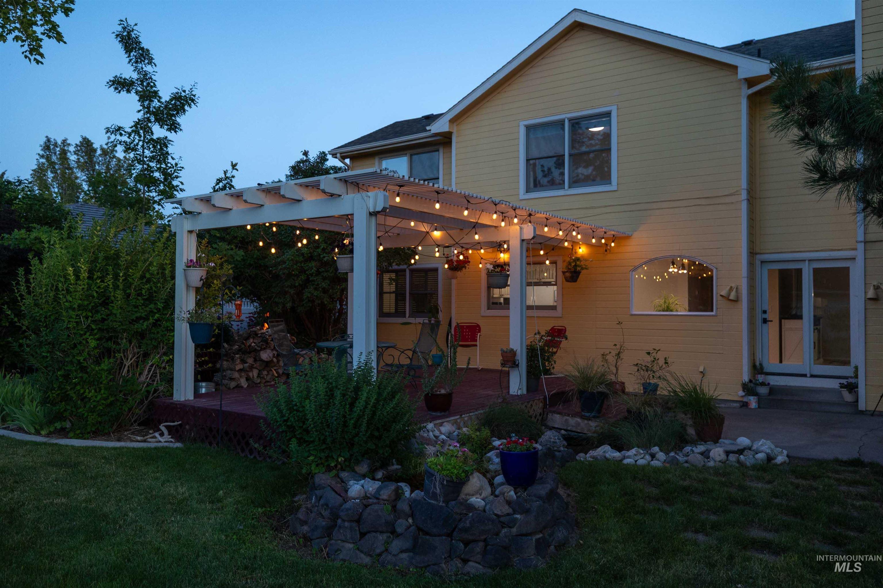 2055 Hillcrest Dr., Twin Falls, Idaho 83301, 3 Bedrooms, 2.5 Bathrooms, Residential For Sale, Price $414,900,MLS 98992695