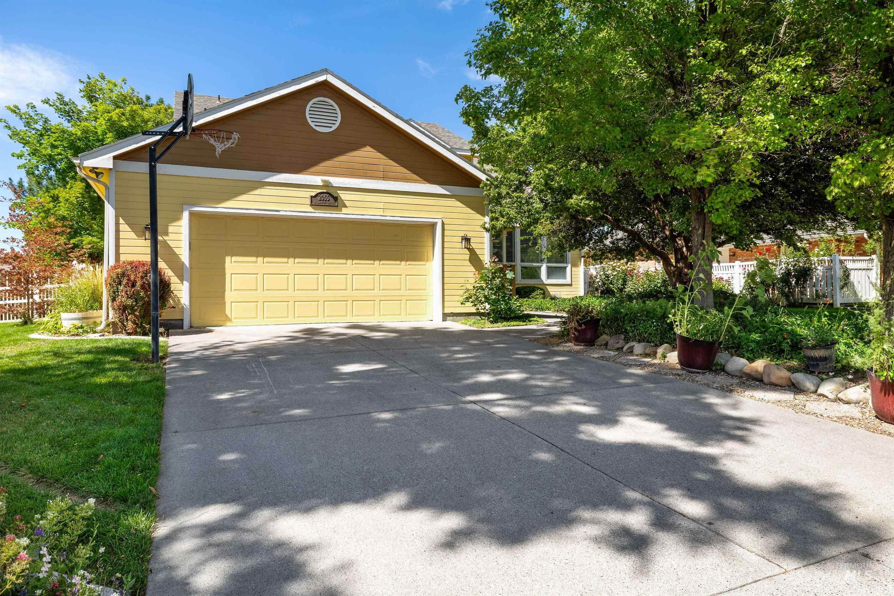 2055 Hillcrest Dr., Twin Falls, Idaho 83301, 3 Bedrooms, 2.5 Bathrooms, Residential For Sale, Price $414,900,MLS 98992695