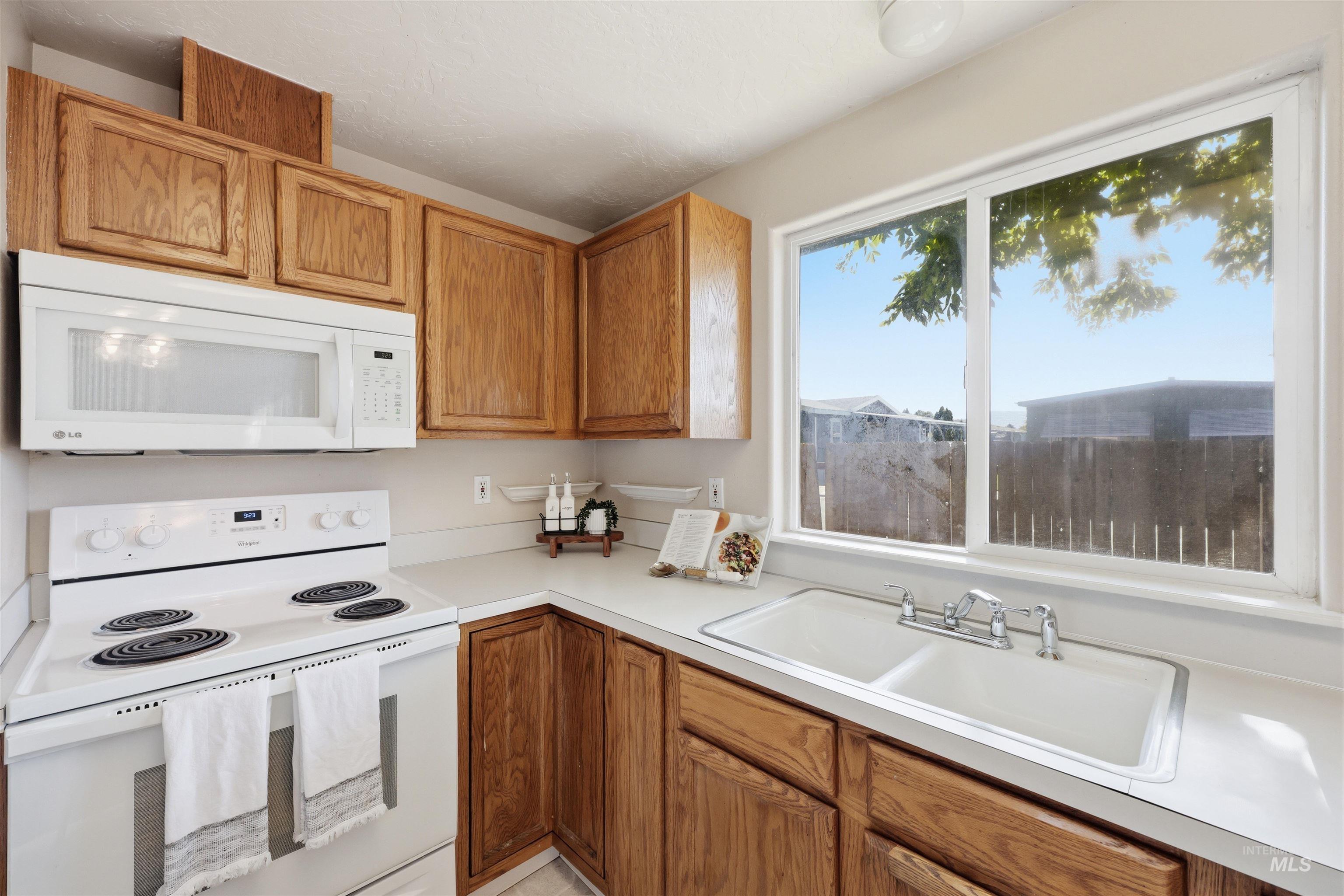 2288 N Linda Vista Pl, Boise, Idaho 83704, 2 Bedrooms, 2 Bathrooms, Residential For Sale, Price $375,000,MLS 98992702