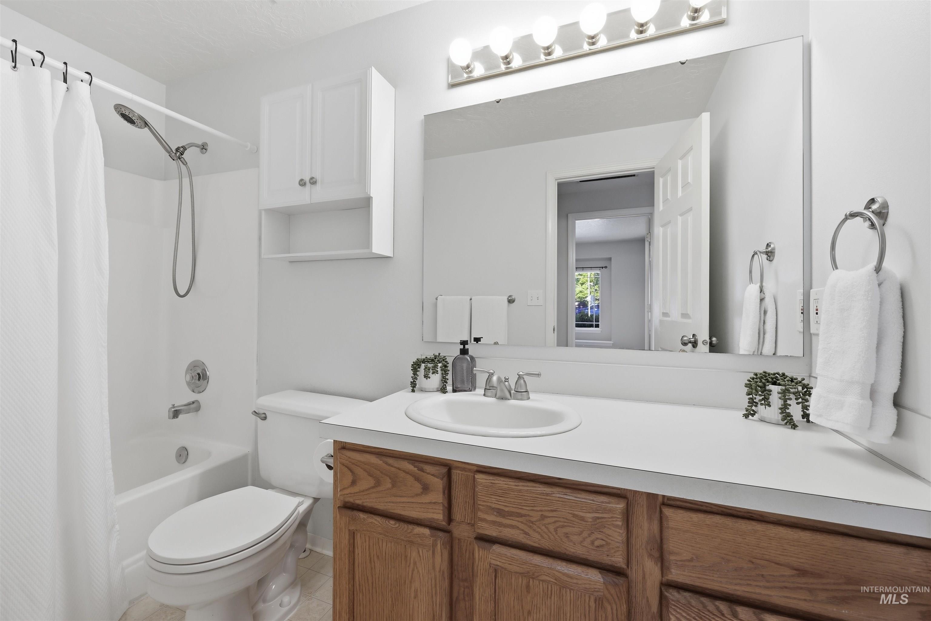 2288 N Linda Vista Pl, Boise, Idaho 83704, 2 Bedrooms, 2 Bathrooms, Residential For Sale, Price $375,000,MLS 98992702