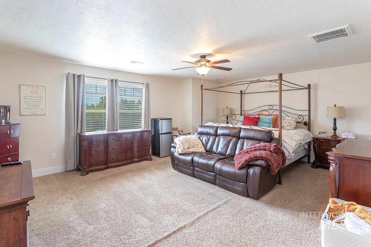 2820 W Paula Red, Kuna, Idaho 83634, 5 Bedrooms, 4 Bathrooms, Residential For Sale, Price $679,900, 98992706