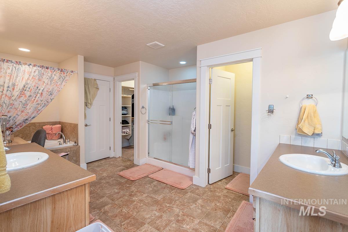 2820 W Paula Red, Kuna, Idaho 83634, 5 Bedrooms, 4 Bathrooms, Residential For Sale, Price $679,900, 98992706