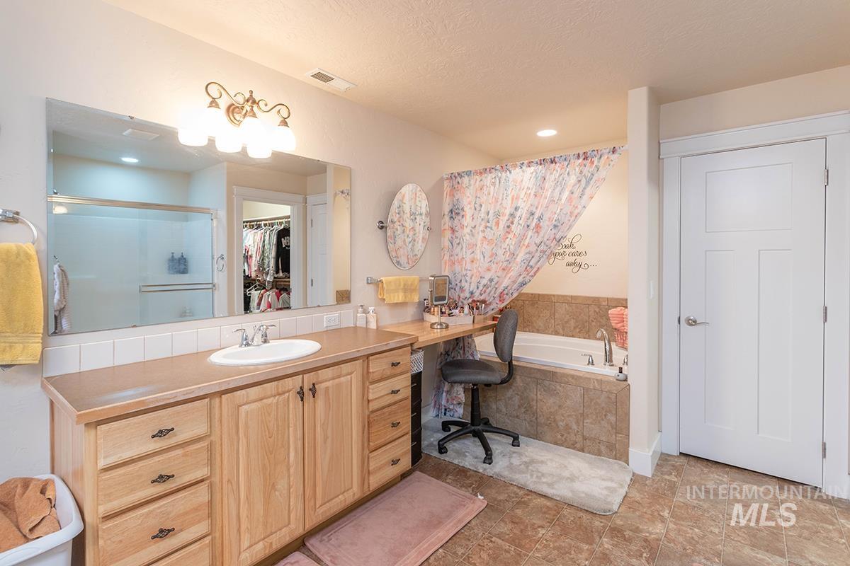 2820 W Paula Red, Kuna, Idaho 83634, 5 Bedrooms, 4 Bathrooms, Residential For Sale, Price $679,900, 98992706