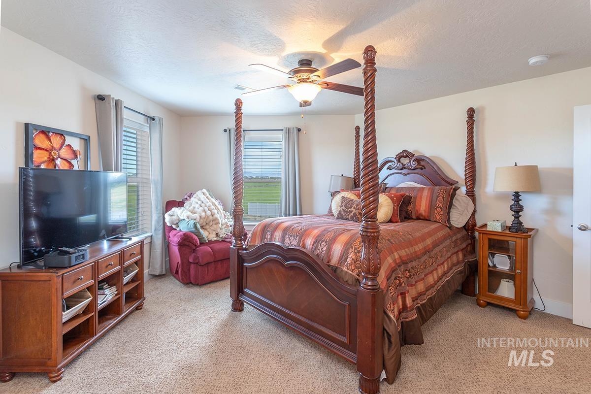 2820 W Paula Red, Kuna, Idaho 83634, 5 Bedrooms, 4 Bathrooms, Residential For Sale, Price $679,900, 98992706