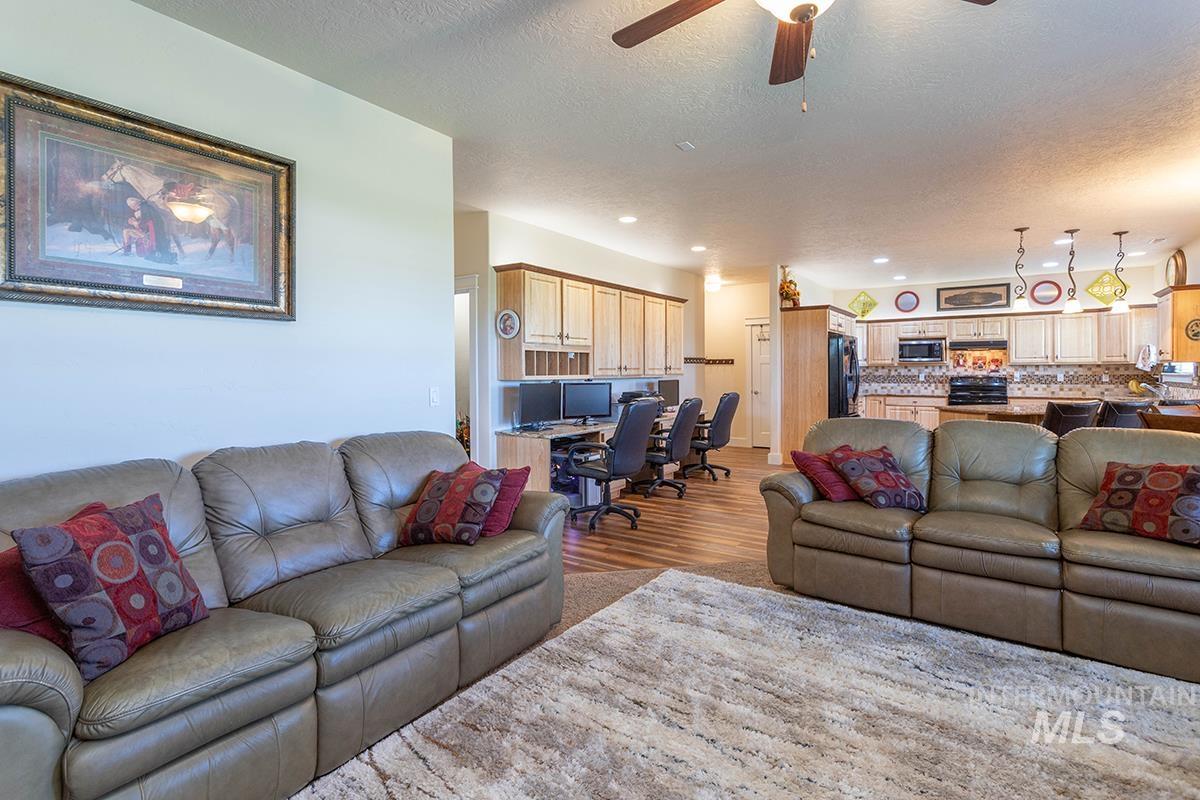 2820 W Paula Red, Kuna, Idaho 83634, 5 Bedrooms, 4 Bathrooms, Residential For Sale, Price $679,900, 98992706