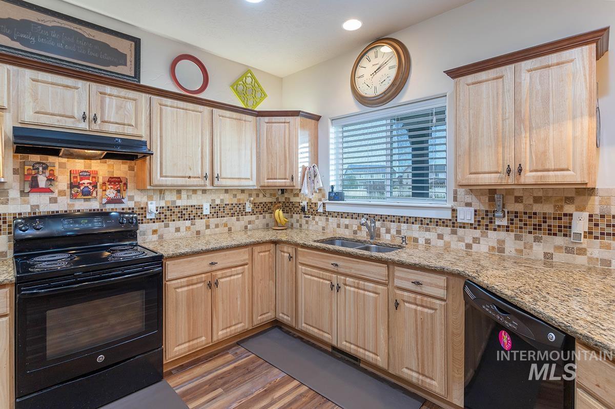 2820 W Paula Red, Kuna, Idaho 83634, 5 Bedrooms, 4 Bathrooms, Residential For Sale, Price $679,900, 98992706