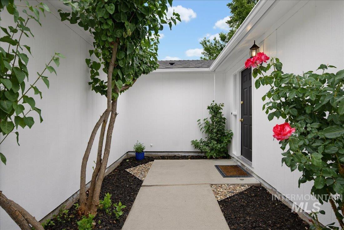 5074 W Harbourview Drive, Boise, Idaho 83703, 3 Bedrooms, 2 Bathrooms, Residential For Sale, Price $509,000, 98992723